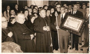 1958. 11 de mayo. entrega a cardenal bueno monreal de pergamino de hermano mayor honorario III