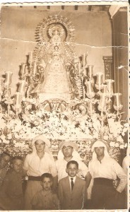 1969. La Virgen procesiona con el manto de la Virgen de Luna de Escacena