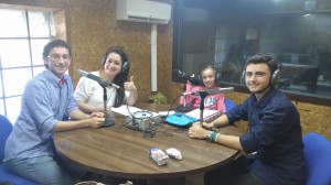 grupo joven en la radio